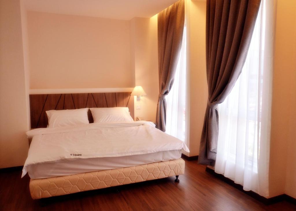 9 Square Hotel