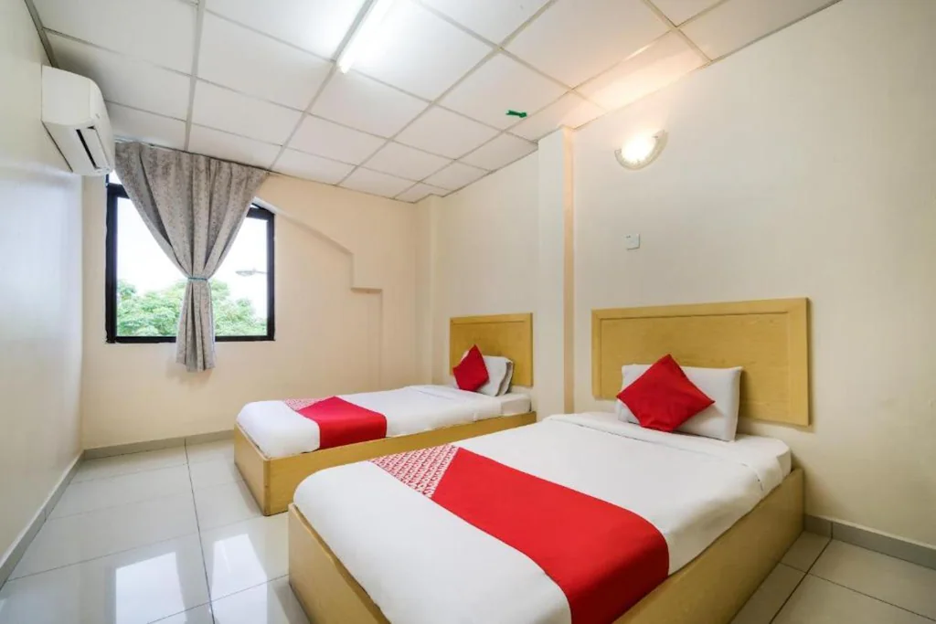 HOTEL RIVER INN